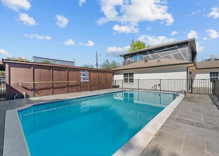 Spacious Galleria Apartment With Free Park